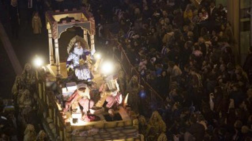 Los Reyes Magos desfilan en la Cabalgata con pinchazo incluido