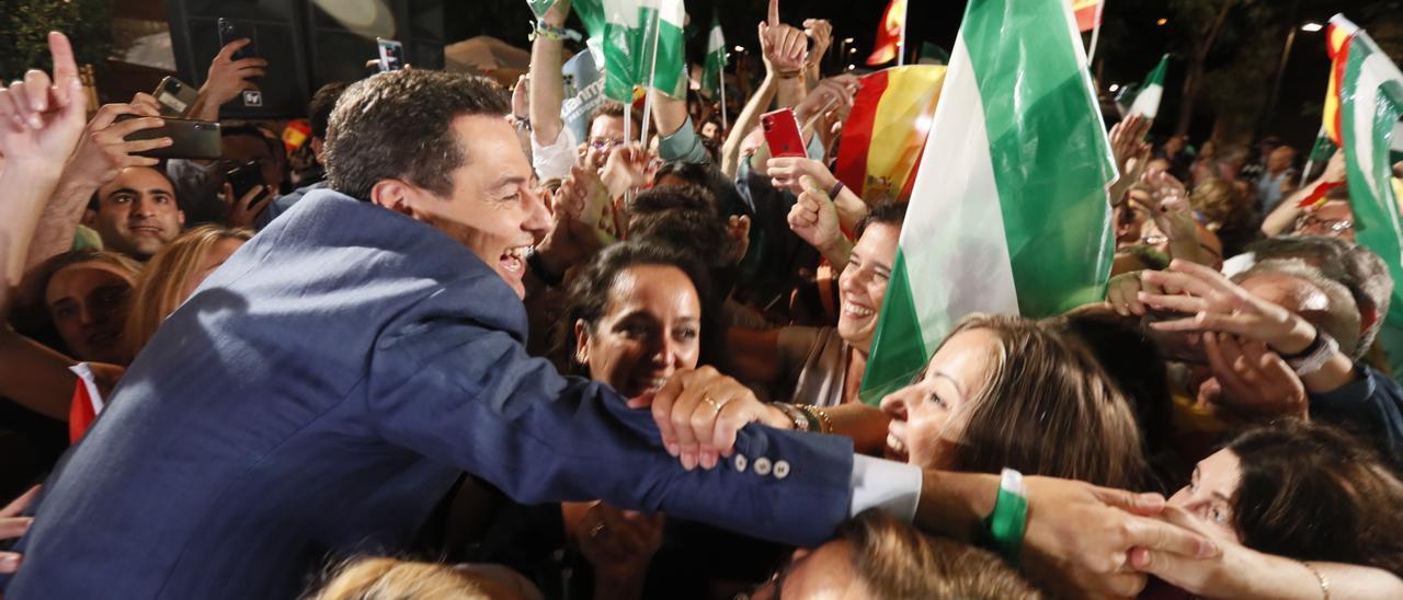 Juanma Moreno celebra la victoria del PP en las elecciones andaluzas.