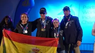 La invidente Carmen López, la reina del surf de Salinas, también hace historia en vela: "Los límites lo pones tú"