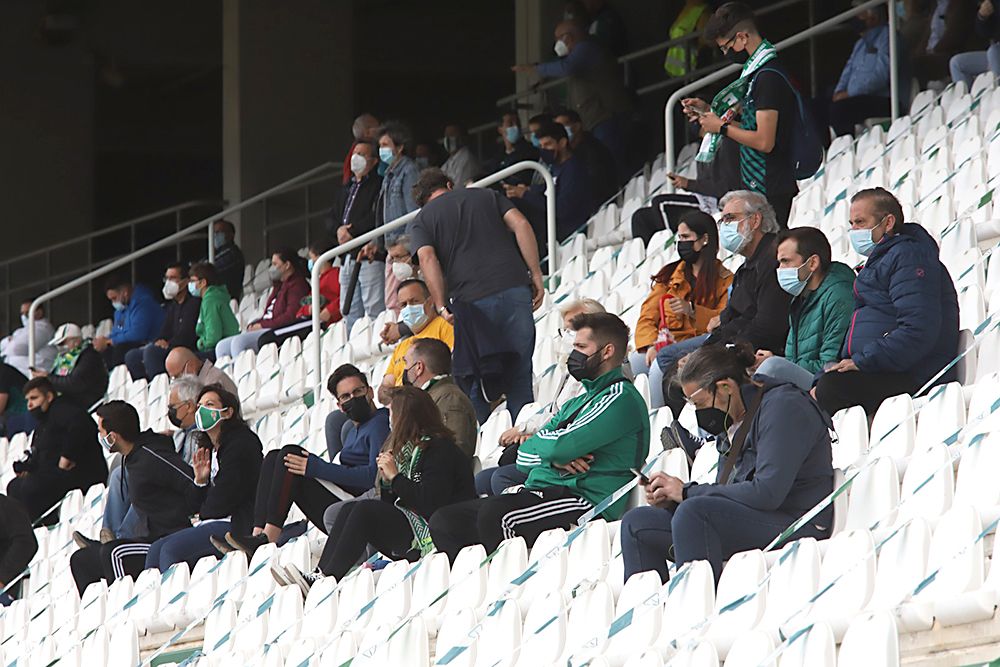 Aficionados asistentes al encuentro Córdoba CF-Cádiz B