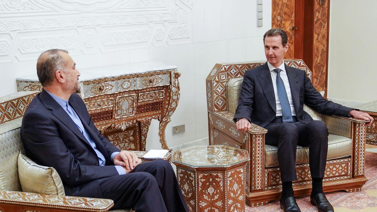 El ministro de Exteriores de Irán, Hossein Amir-Abdollahia, con Bachar al Asad, en Damasco.