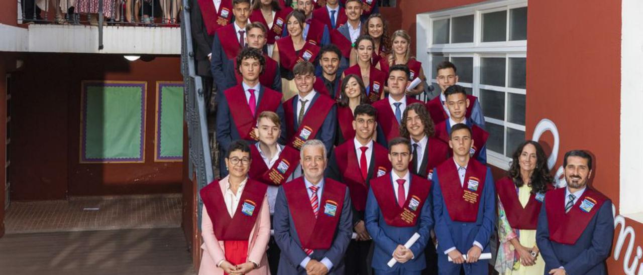 Los estudiantes graduados con los responsables educativos del Colegio Arenas. | | LP