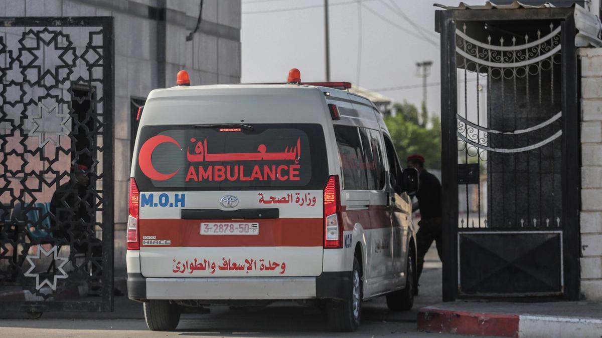 Un convoy de ambulancias con heridos cruza desde Gaza hacia Egipto