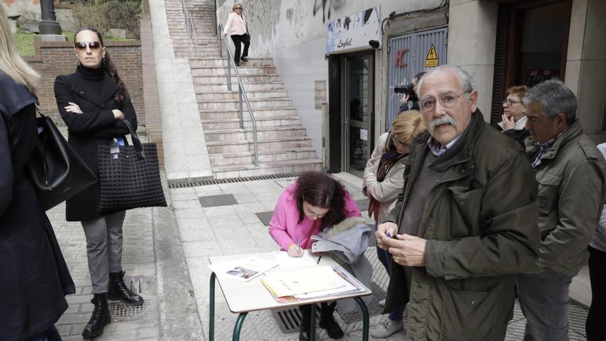 El Cristo pide escaleras mecánicas para evitar el desnivel que une el barrio con Montecerrao: &quot;un día se va a matar alguien&quot;