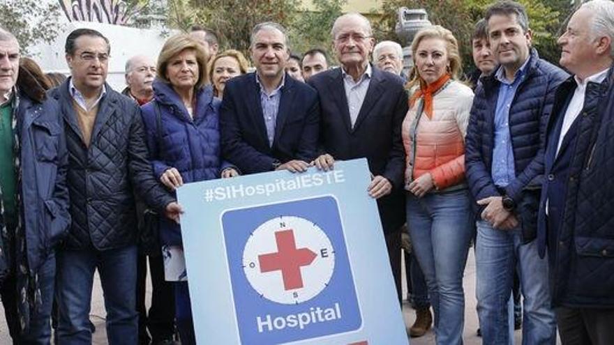 Imagen de dirigentes del PP cuando hacían campaña por el hospital de El Palo antes de llegar a la Junta.