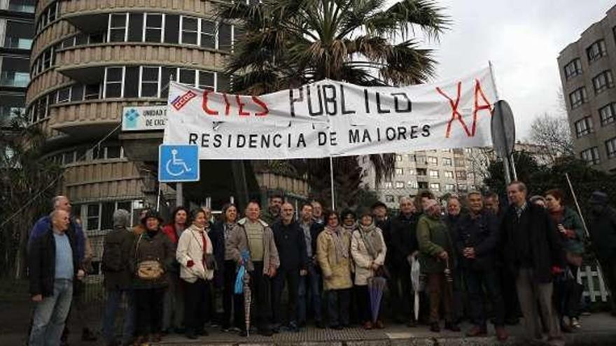 Decenas de personas concentradas ante el policlínico. // José Lores