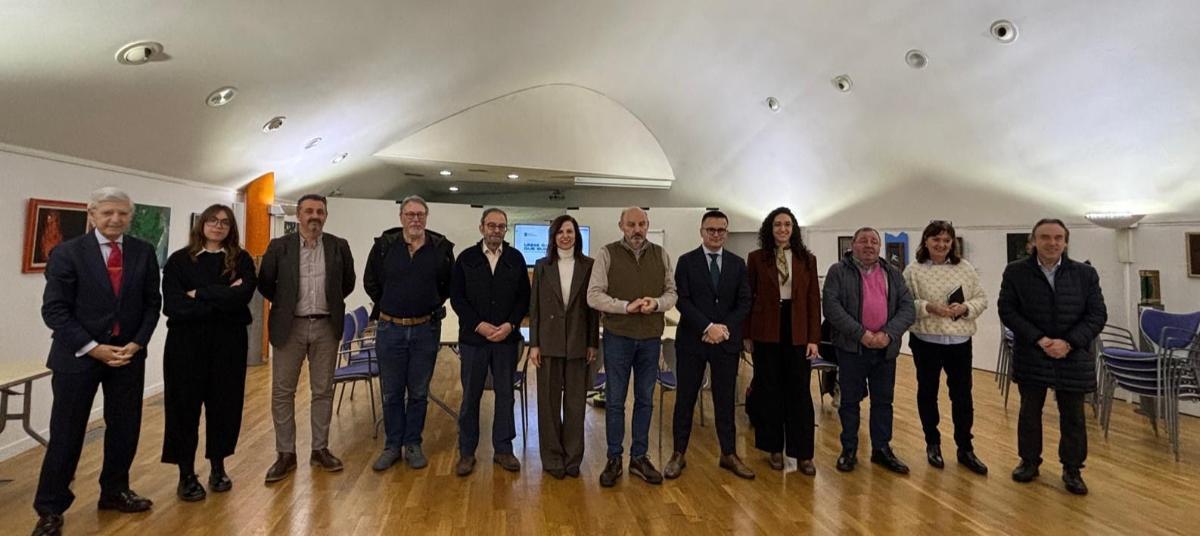 El conselleiro de Emprego con miembros de Área Empresarial en su visita a la sede de la asociación en Santiago.