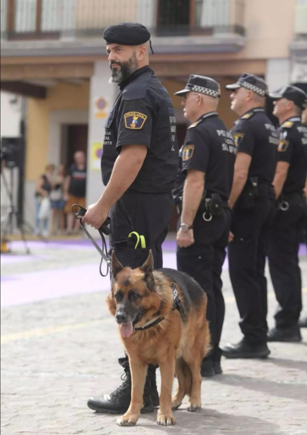 Un agente, con uno de los perros.