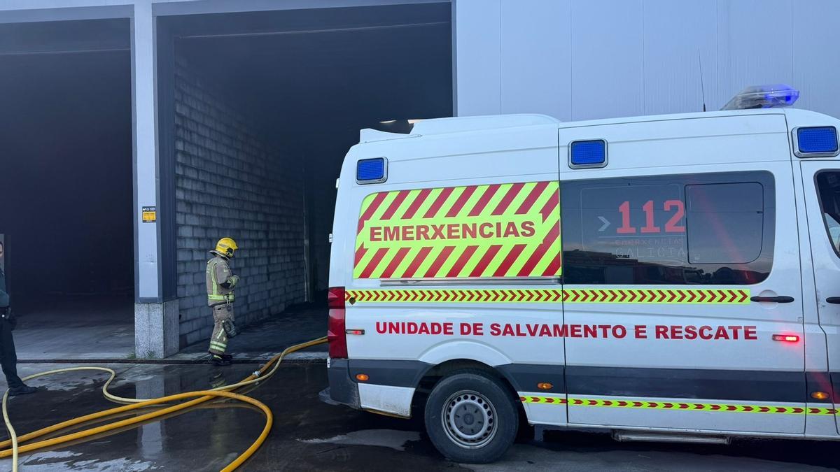 El dispositivo del incendio registrado en la nave de Cambados.