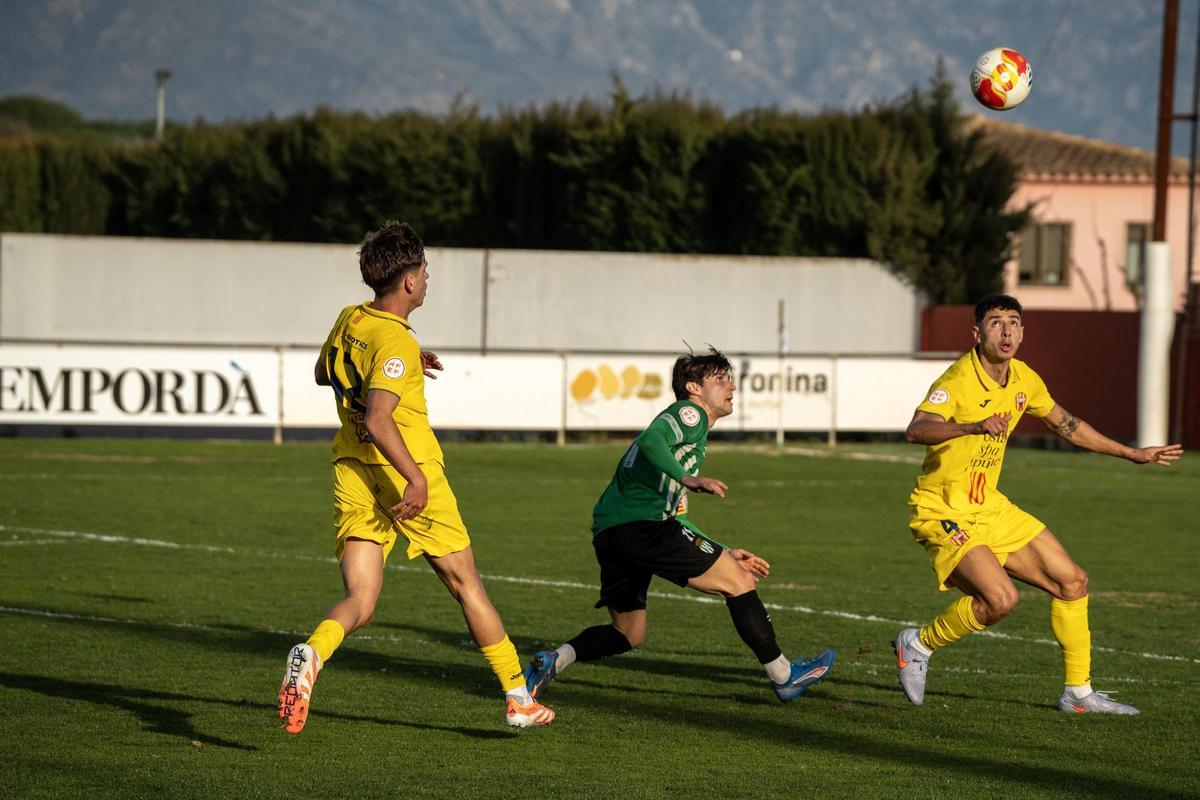 Les millors imatges de l'empat en el derbi entre el Peralada i l'Escala