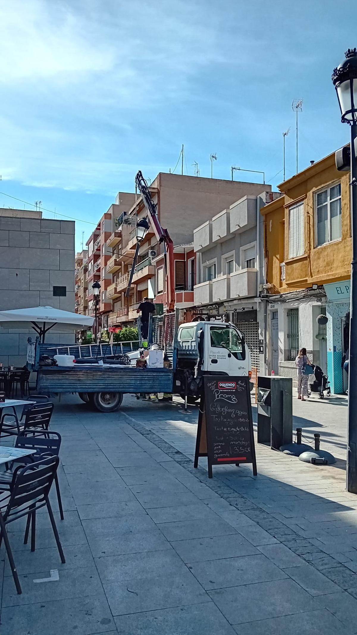 Retirada de farolas, en una imagen del miércoles