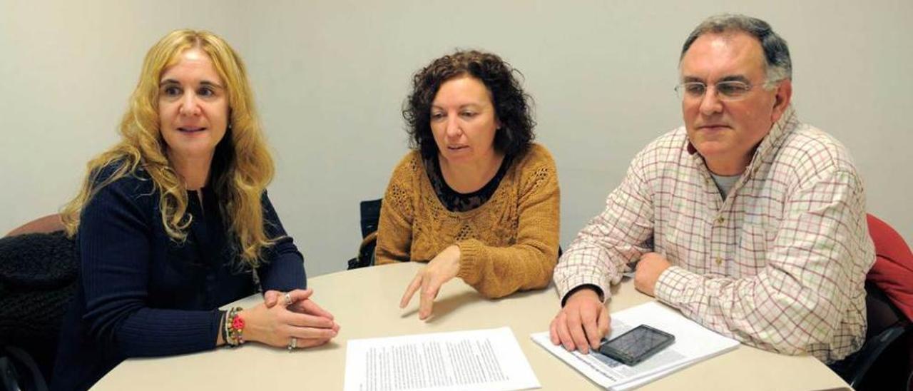 De izquierda a derecha, Carmen Rodríguez, Rosa Menéndez y Luis Vega.