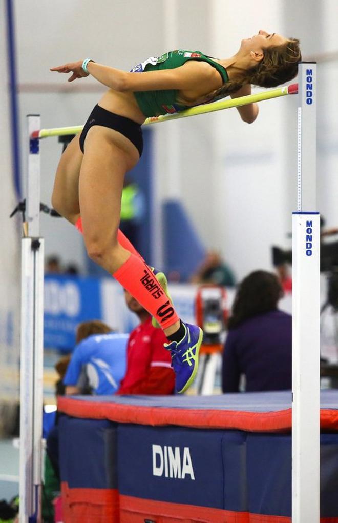 Cristina Ferrando, vencedora en la final de salto de altura femenino del Campeonato de España Absoluto de atletismo en pista cubierta que se disputa en Antequera (Málaga).