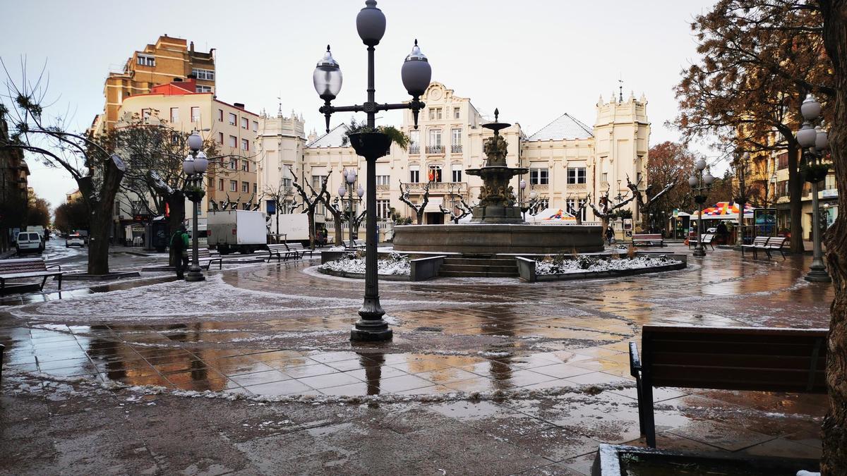 La plaza Navarra de Huesca con restos de la nieve caída durante la noche