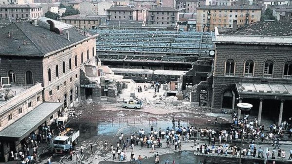 Bolonia,  8 Vista áera del estado en el que quedó la estación de Bolonia tras el atentado sufrido el 2 de agosto de 1980.