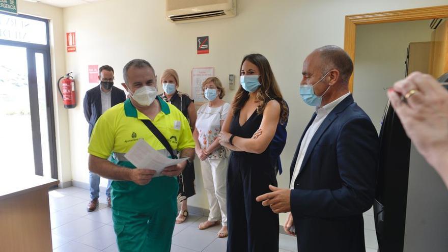 Un trabajador de Urbaser  se muestra contento tras recibir la dosis