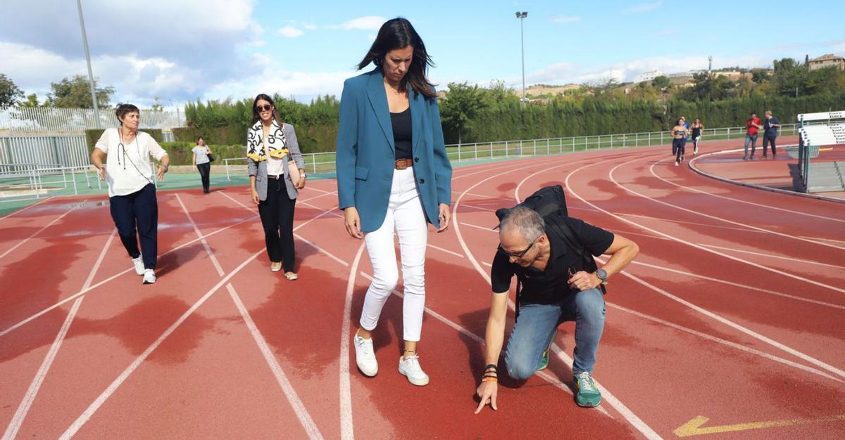 Cristina García y Alberto Pallarés, este miércoles en su visita a las pistas de atletismo del CAD. | ÁNGEL DE CASTRO