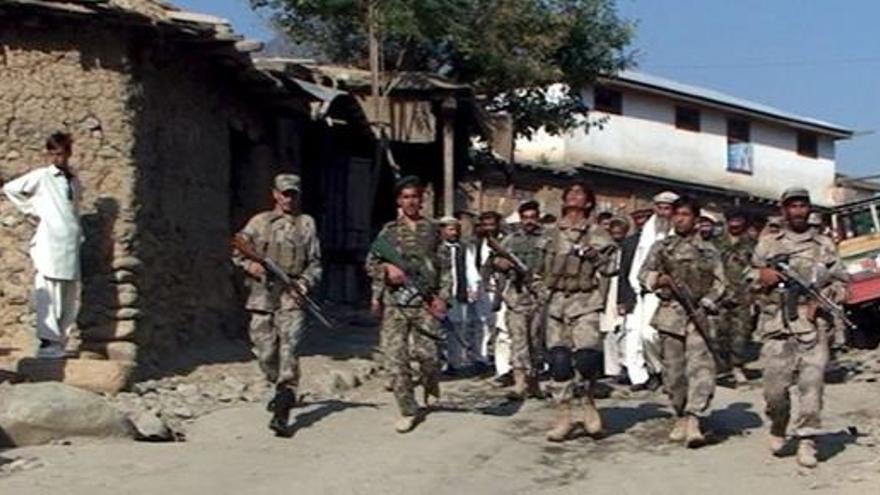 Soldados afganos patrullan por Kunuz.
