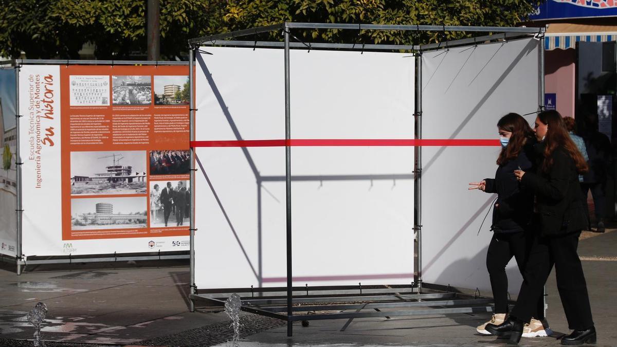 Uno de los cubos de la exposición que fueron destrozados la pasada noche.