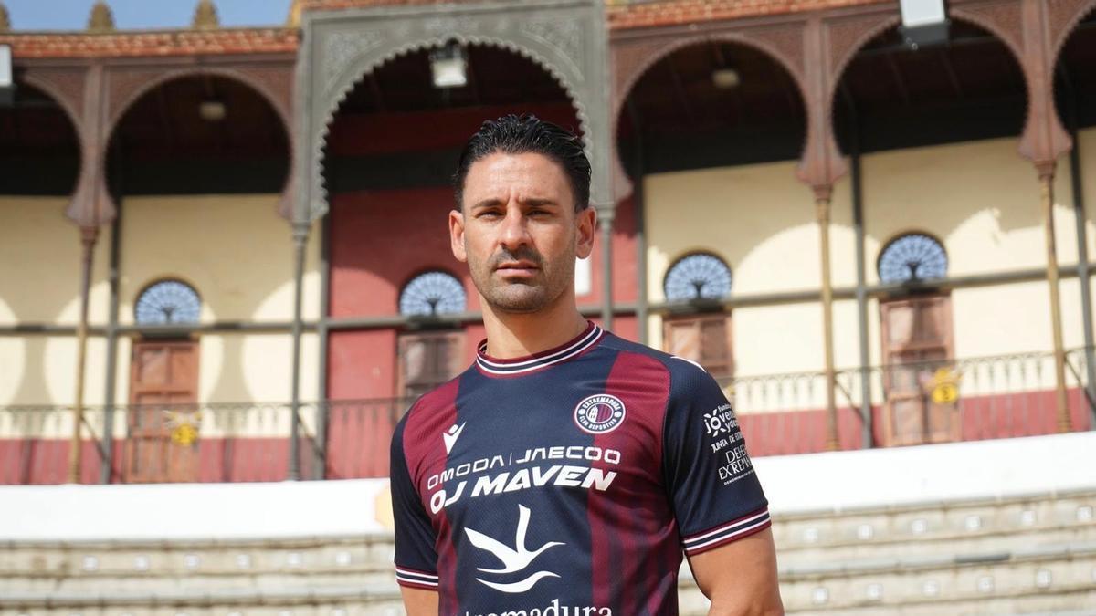 Kike Márquez posa con la azulgrana en la plaza de toros de Almendralejo.