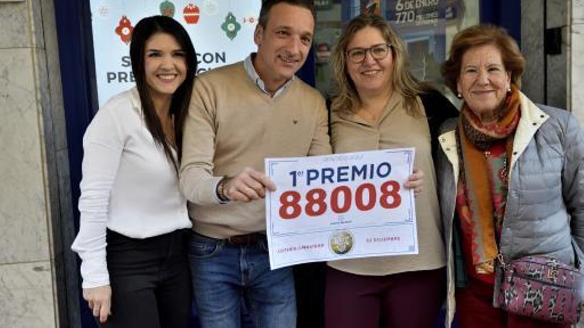 Manuel Aceituno, junto a personal de la administración de loterías número 6 de Jaén, que ha repartido 20 series del gordo