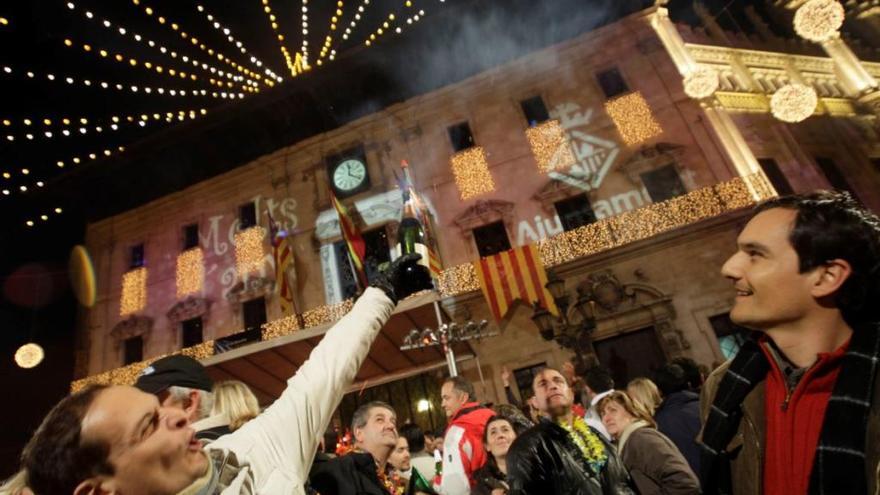 Auf dem Platz vor dem Rathaus in Palma de Mallorca geht es traditionell hoch her.