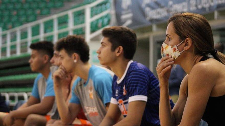 Lola Martínez observa un partido del Sagrado Corazón.