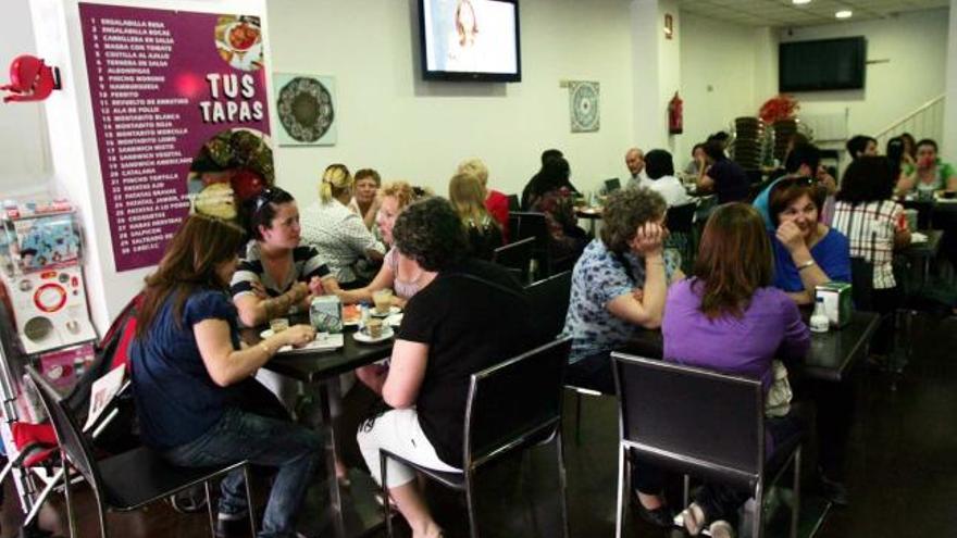 A la izquierda, los clientes que había a primera hora de la mañana de ayer en el Café Zodiac. A la derecha,                                           trabajadores del polígono de Carrús almuerzan en el Mesón Paco Hidalgo.