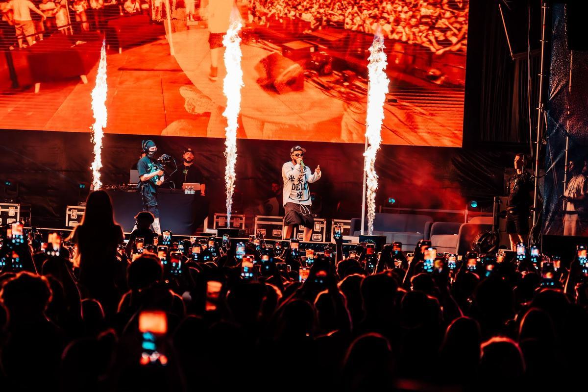 JC Reyes en pleno concierto ante miles de fans