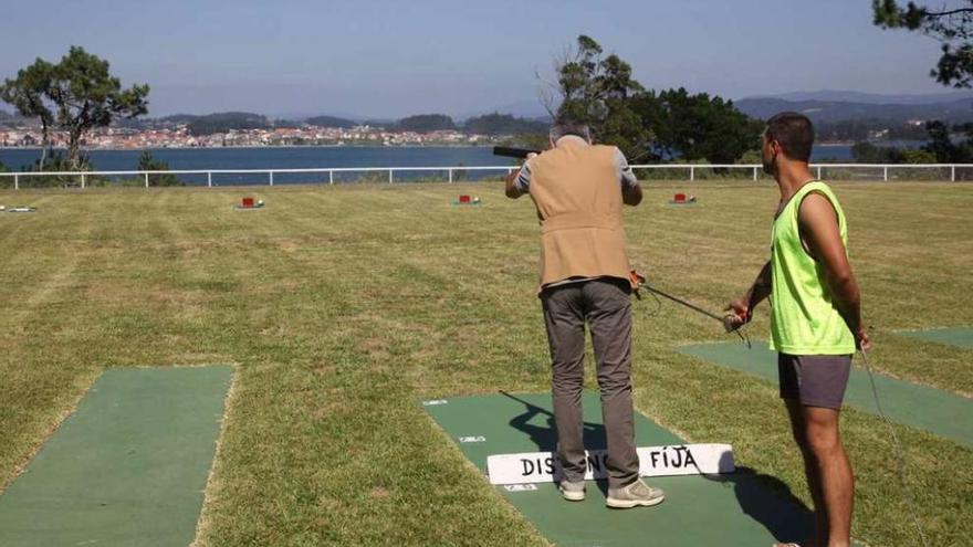 Un tirador, en una edición anterior del torneo de la isla de A Toxa. // Muñiz