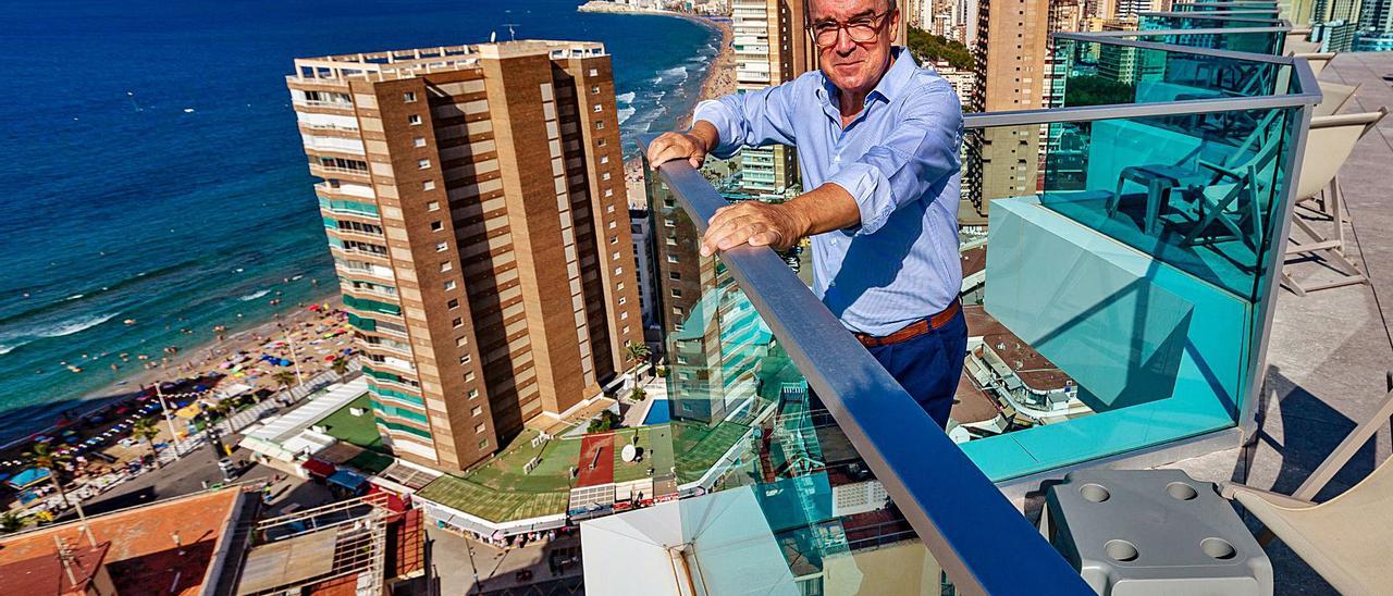 El presidente de Hosbec, Toni Mayor, en el solarium del hotel Port Benidorm, el buque insignia de su cadena hotelera