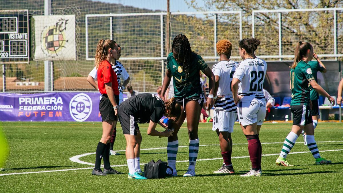 Edna es atendida en la rodilla tras lesionarse ante el Dux.