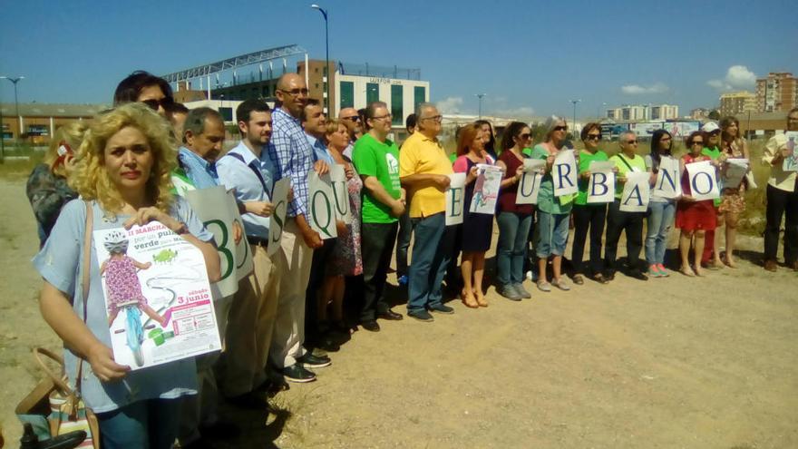 Miembros de la Mesa por el Bosque Urbano en Málaga, este martes en los terrenos de Repsol