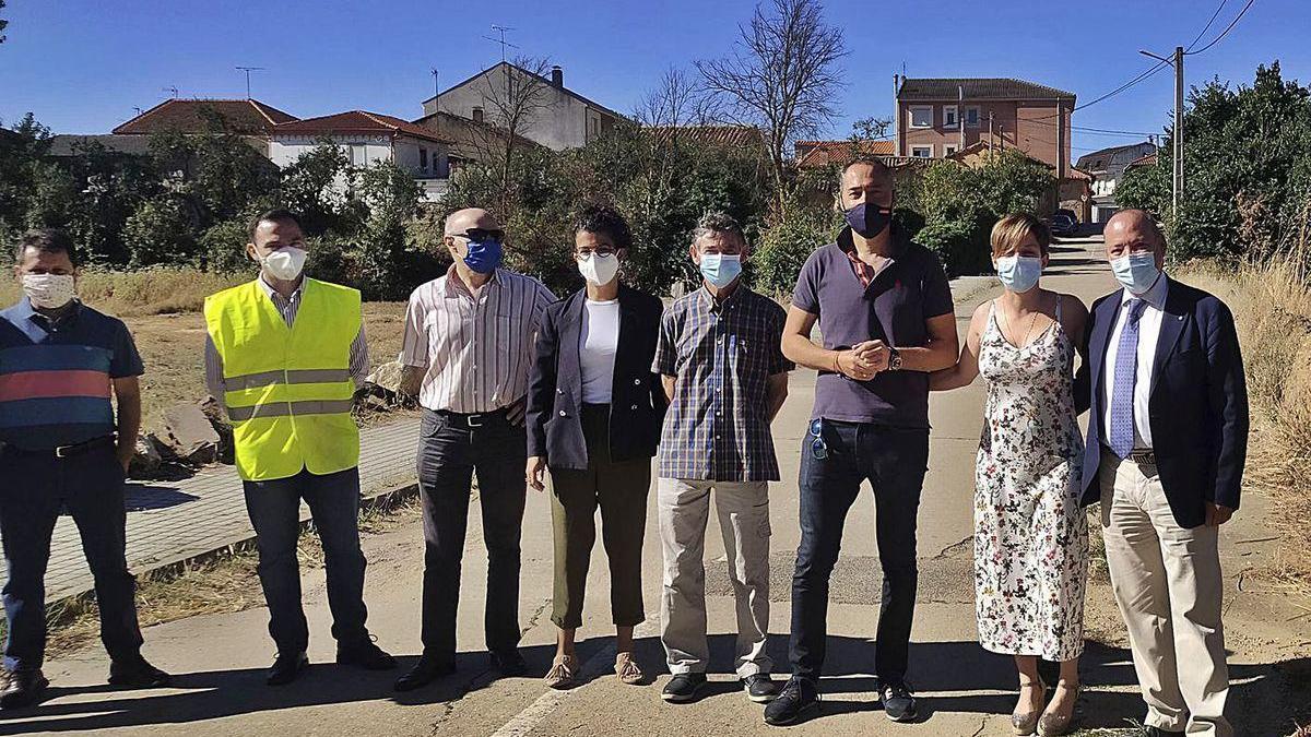 Foto de familia tras el replanteo de las obras en el tramo de salida de la carretera en Junquera de Tera.