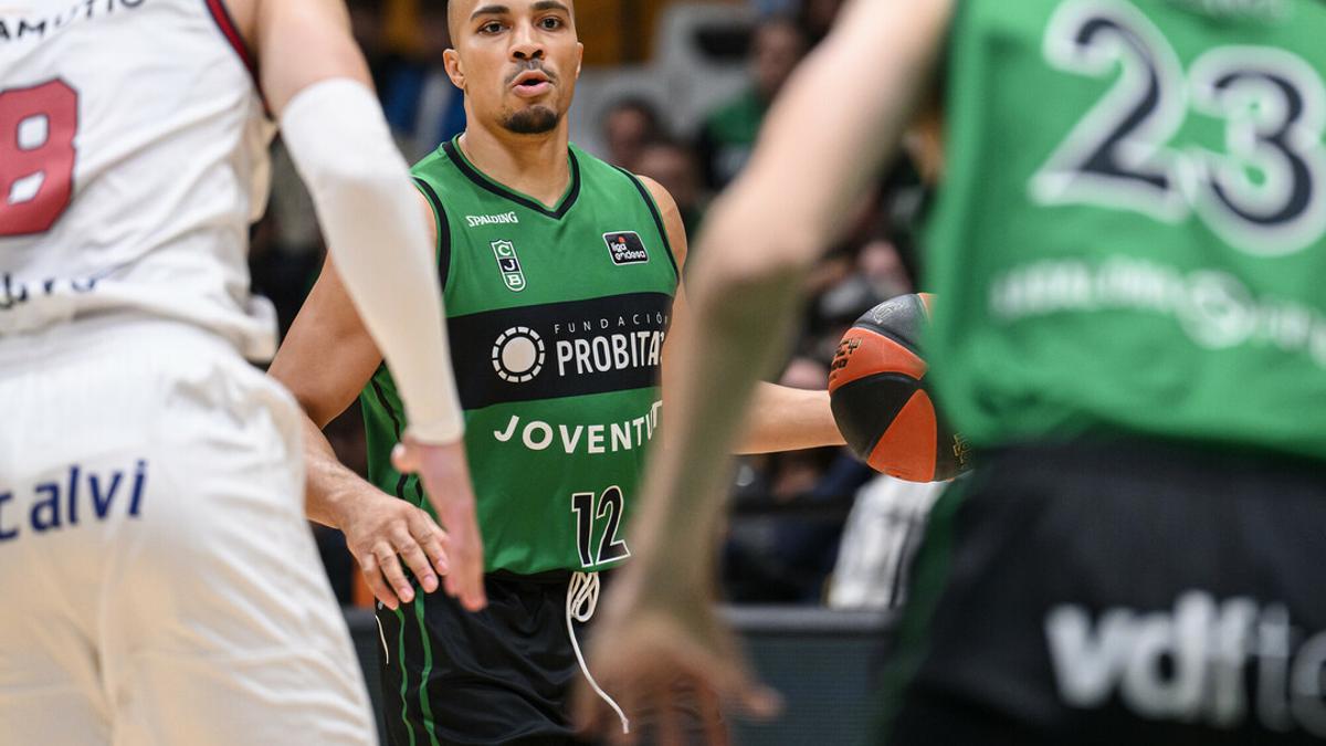 Andrews bota el balón en una acción ofensiva del Joventut