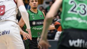 Andrews bota el balón en una acción ofensiva del Joventut