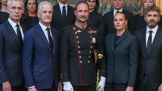 Haakon VIII (al mig) i la princesa Ingrid Alexandra posen amb membres del Govern noruec, ahir. | LISE ÅSERUD / NTB / AFP