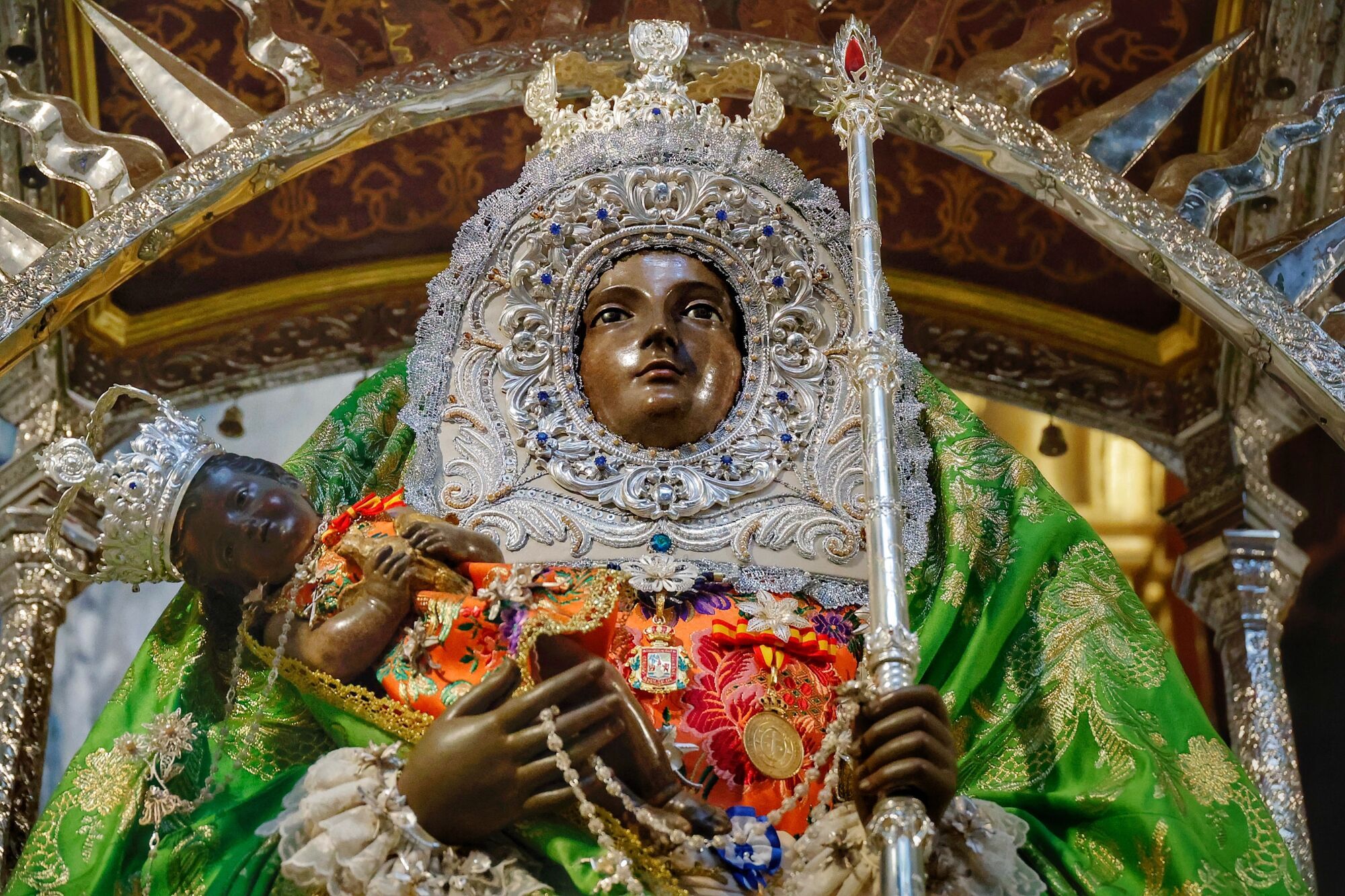 Jaime Estévez se encarga de la preparación de la Virgen de Candelaria para su visita a Santa Cruz