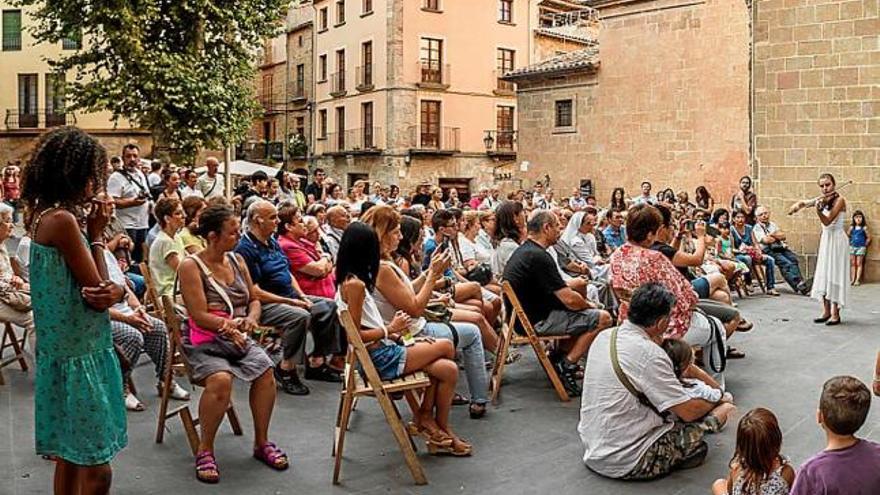 Una actuació de l&#039;AIMS al carrer, en la darrera edició