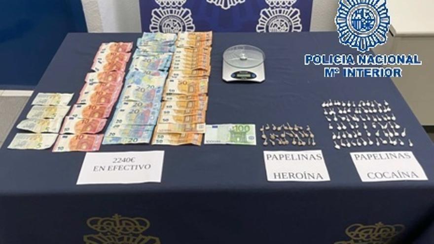 Dinero y droga intervenida en una operación policial.
