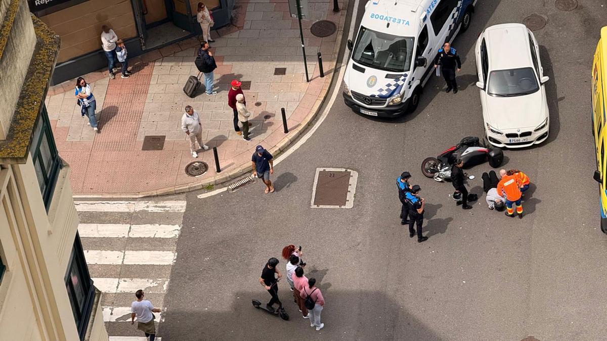 Accidente en la glorieta de avenida de Buenos Aires con una moto y un turismo implicados.
