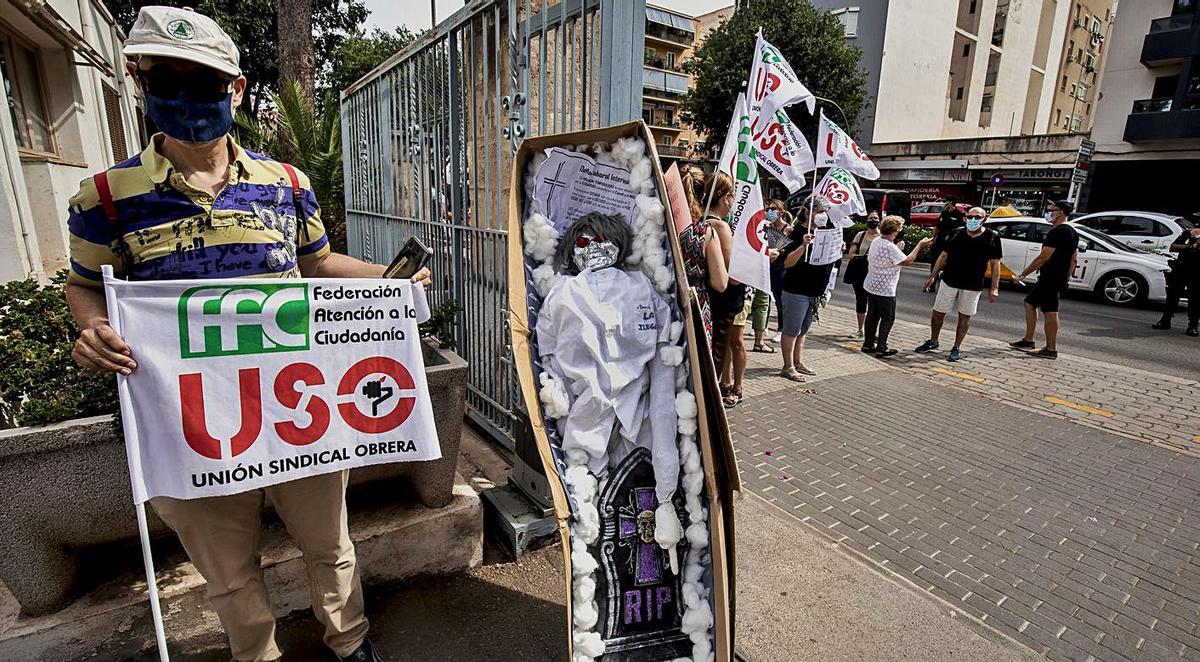 Los trabajadores colocaron un ataúd de cartón frente a la sede del IMAS.