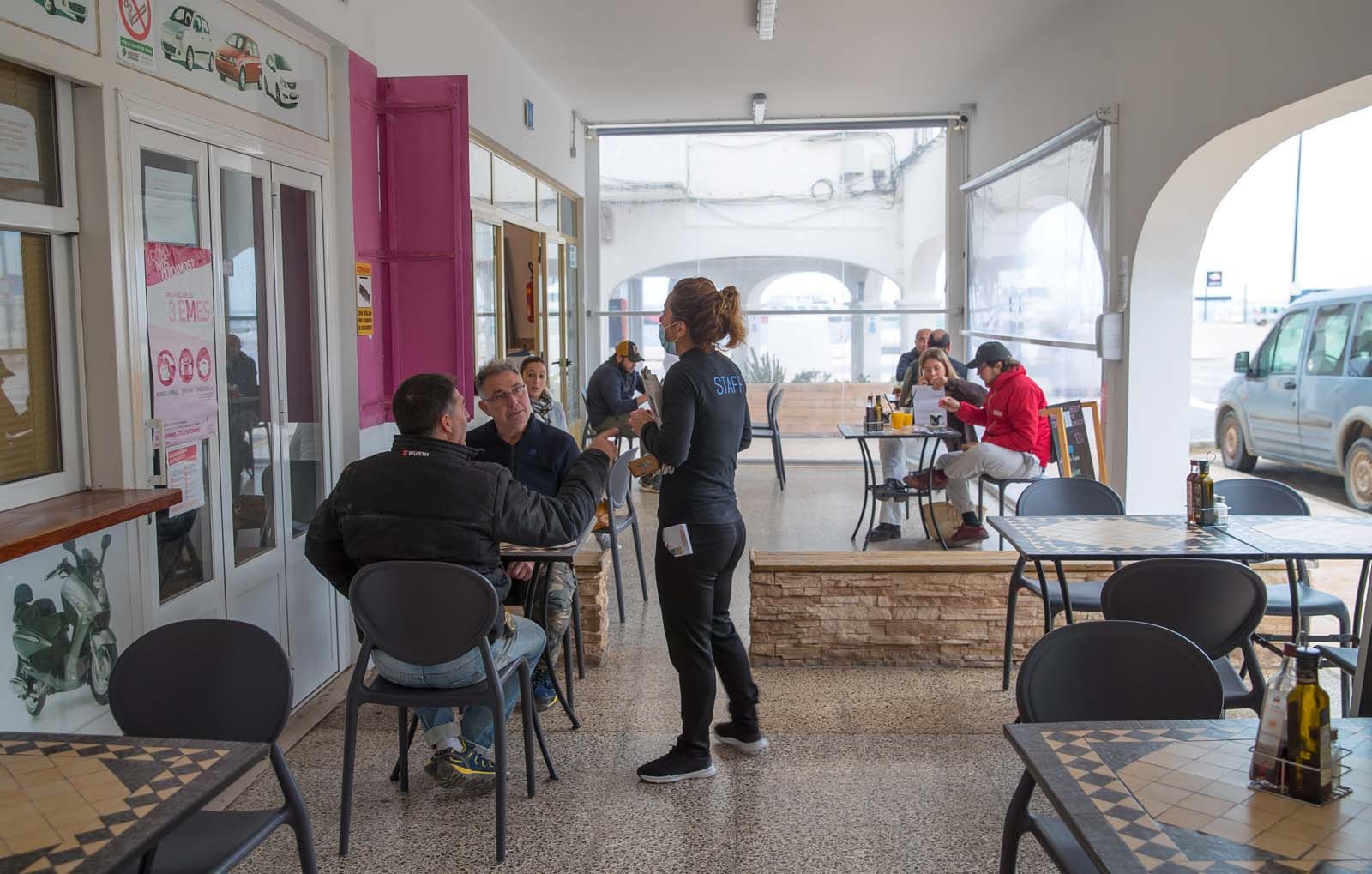 Las terrazas levantan el ánimo en Formentera