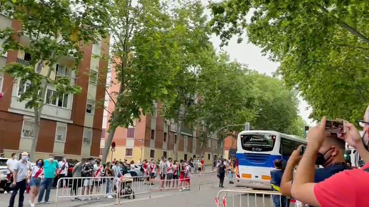 Arribada del Girona FC a Vallecas