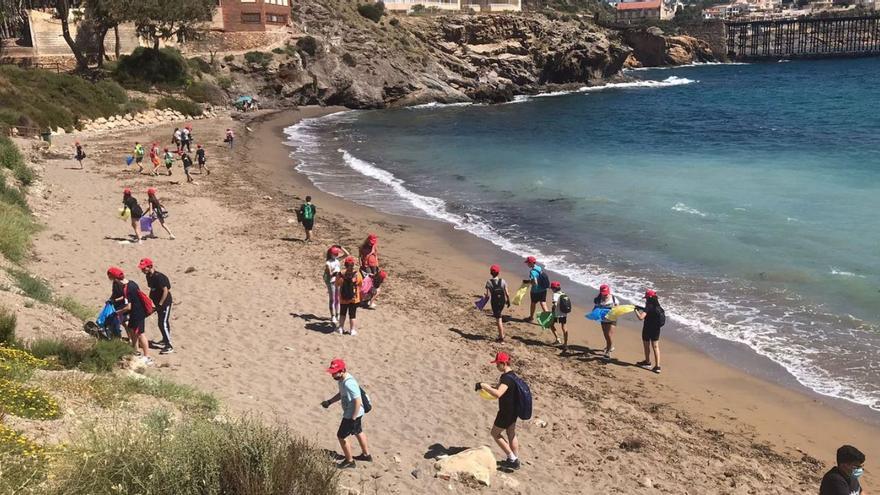 Los estudiantes del Carlos III de Águilas se vuelcan con el cuidado de sus playas