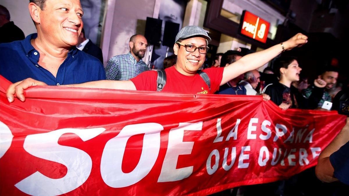 Simpatizantes del PSOE en la puerta de la sede en la calle Ferraz, de Madrid.