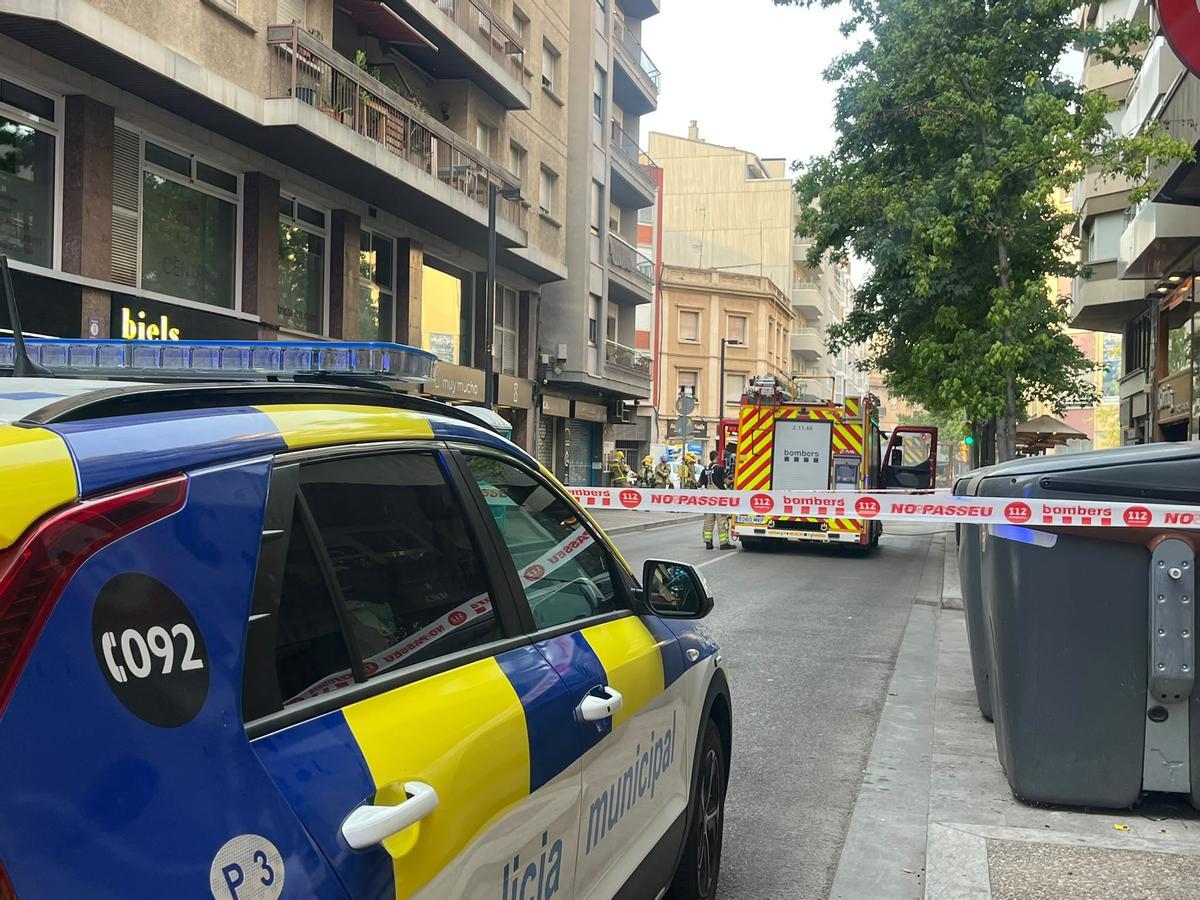 Les imatges d'un incendi en un aparcament al carrer Migdia de Girona