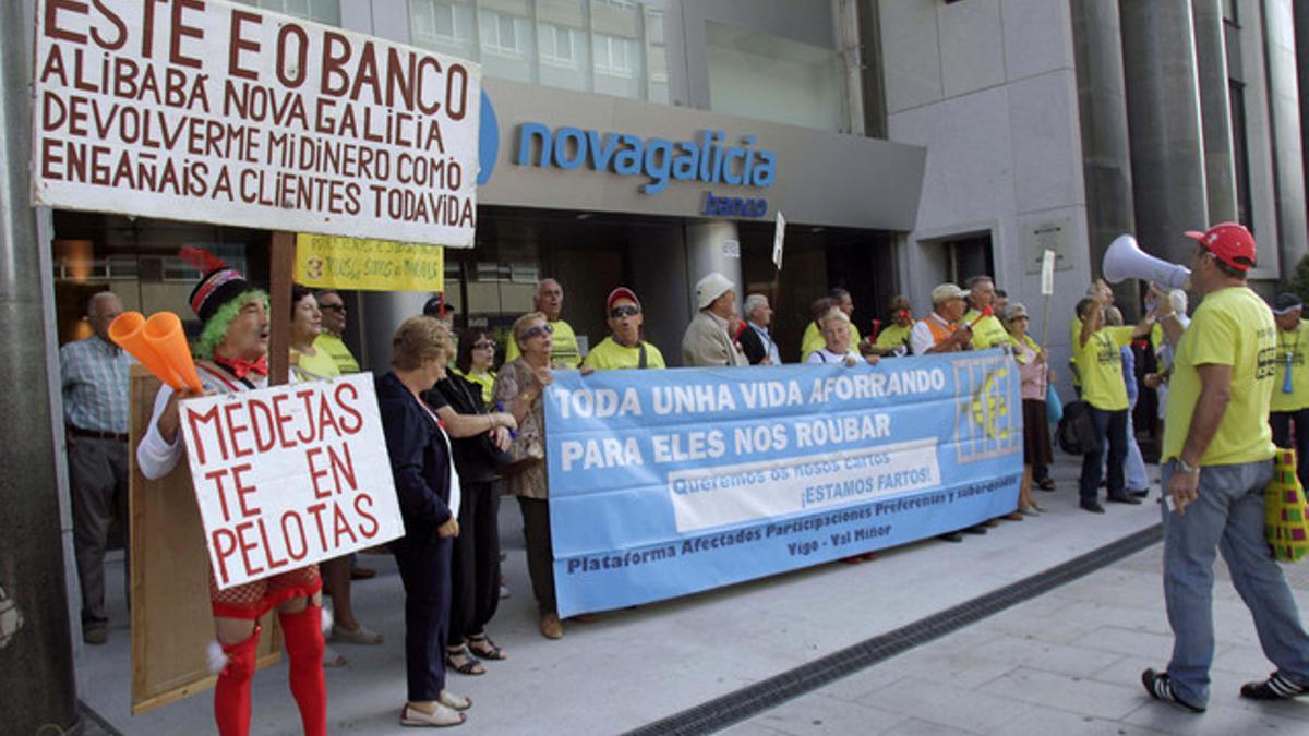 Afectados por las participaciones preferentes protestan ante la sede central de Novagalicia Banco, el pasado 9 de agosto en Vigo.