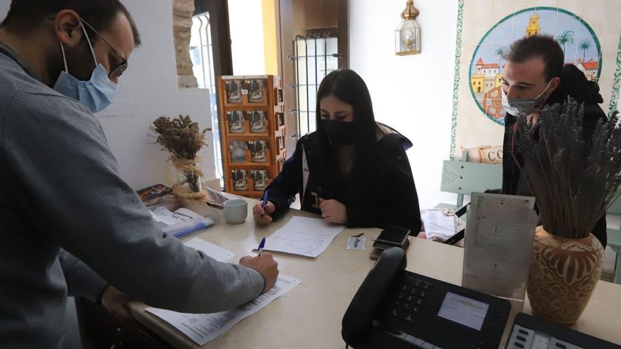 Una pareja de turistas, en un hotel de la ciudad, sector que aún no ve clara la recuperación.