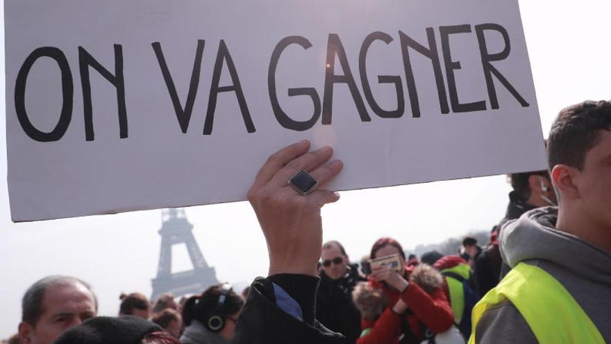 Manifestantes con una pancarta que reza &quot;vamos a ganar&quot;.